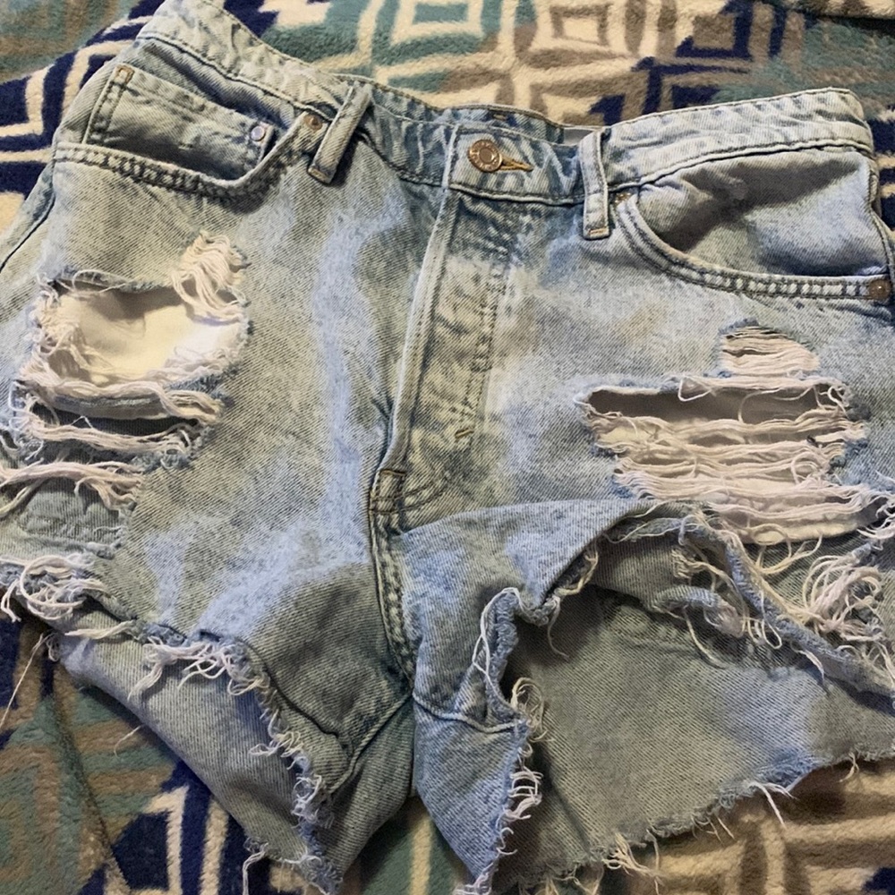 Light wash ripped denim shorts